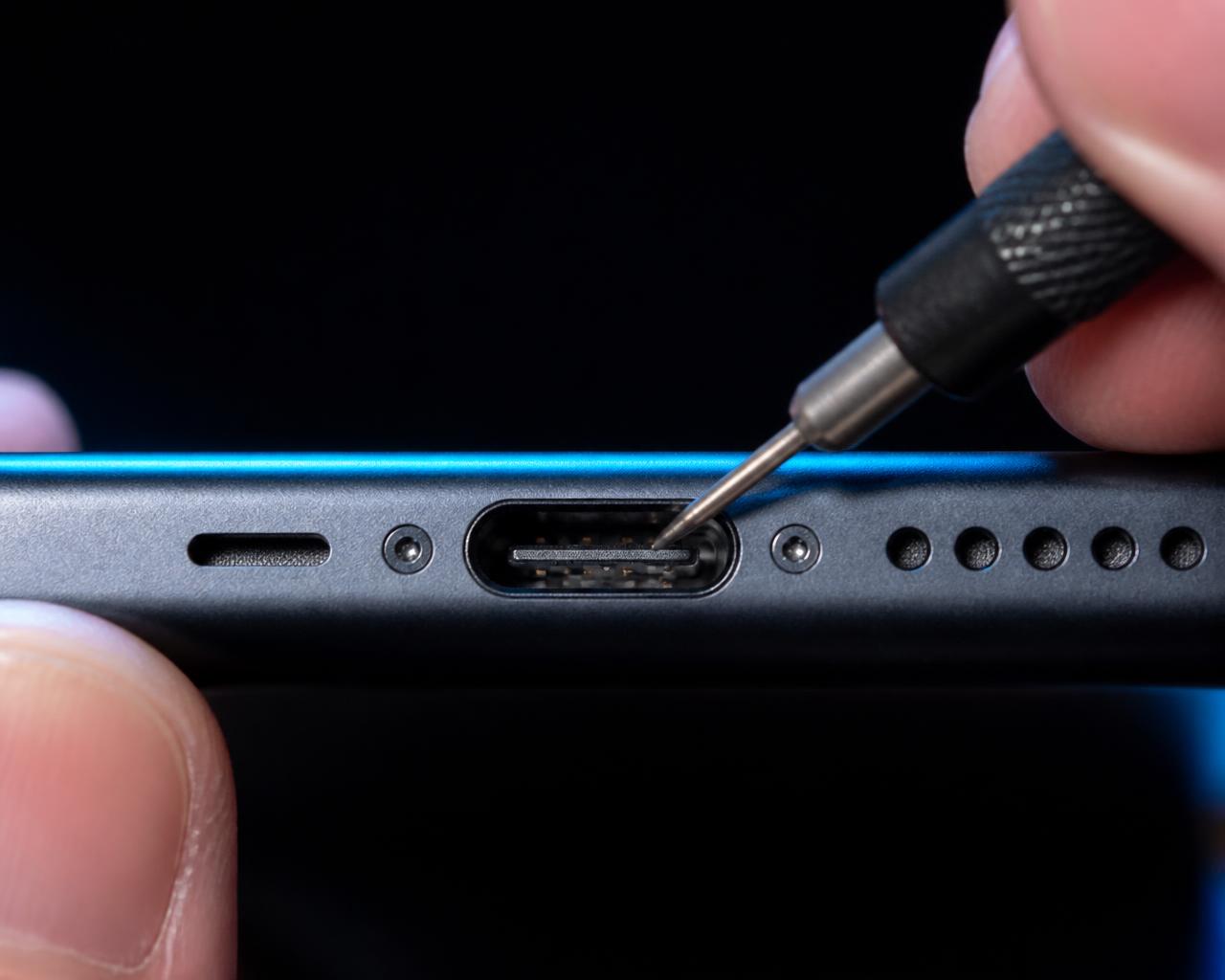Inspection précise du port de charge d’un smartphone
